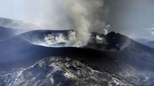 Shinmoedake volcano eruption